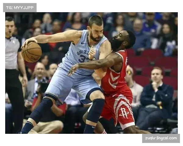 曼城边后卫内收与伪九号回撤，调整传导节奏应对低位防守